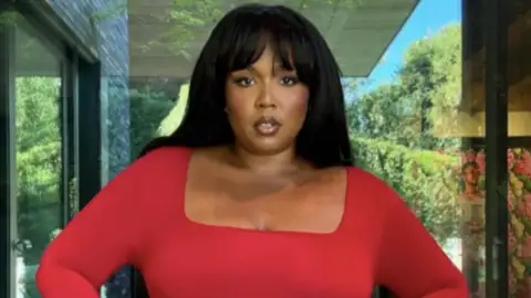 Lizzo admite que planos de voltar à música “desmoronaram” após processos de ex-dançarinas