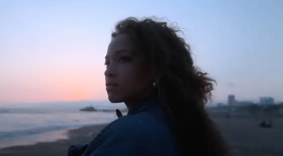 Assista ao clipe da nova música, "Old Friend (feat. CLOVES)", com a letra e a tradução!